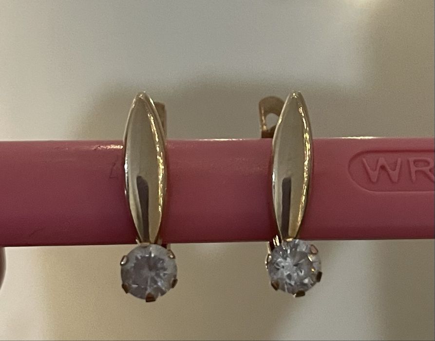 Продам серьги золотые 585