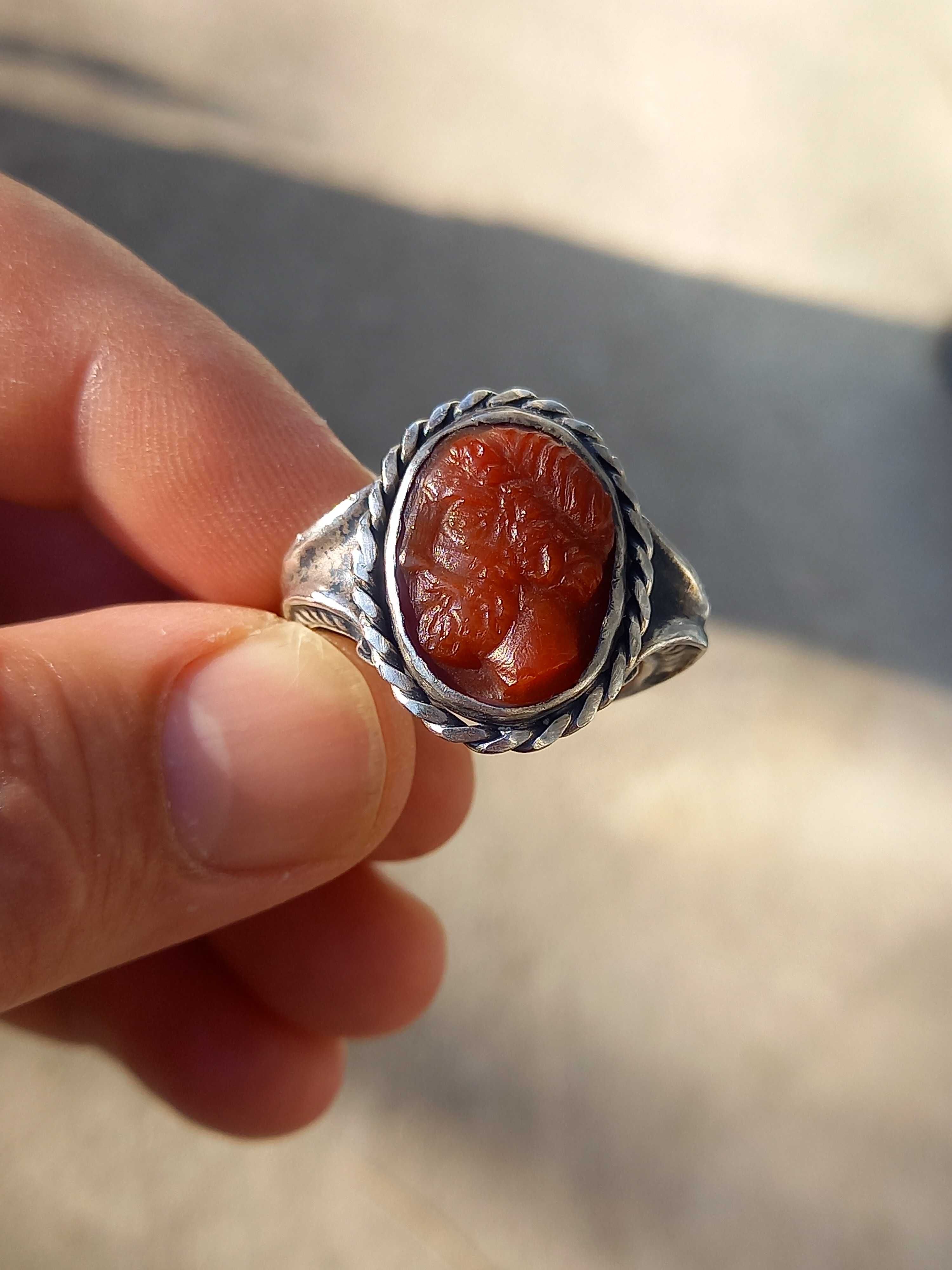 Продавам сребърен пръстен с камея камък карнеол гръцка глава