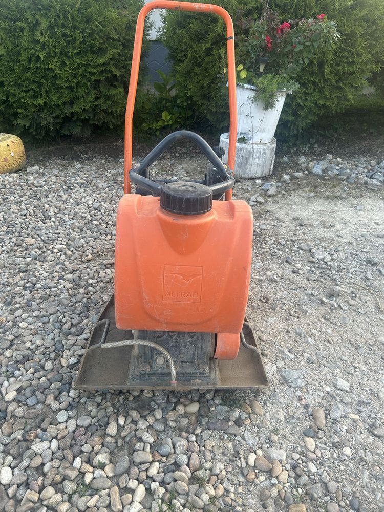 Închiriez talpă compactoare