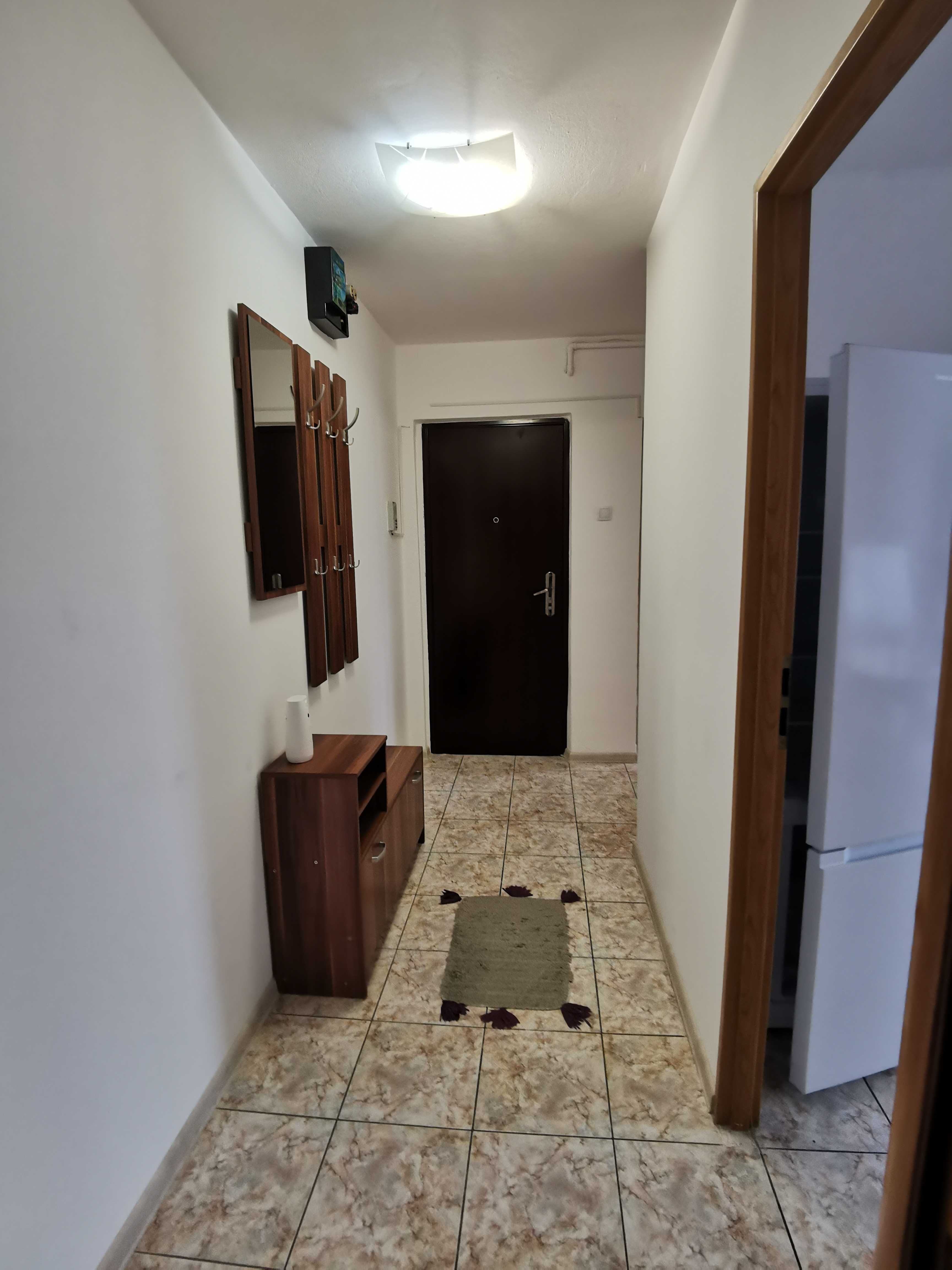 Inchieriez apartament 2 camere