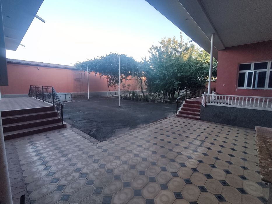 Uy sotiladi narxi kelishiladi