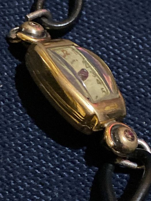 Швейцарски часовник CYMA с естествени диаманти