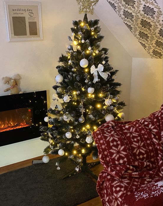 Brad de craciun , varfuri ninse si crengi3d -conuri