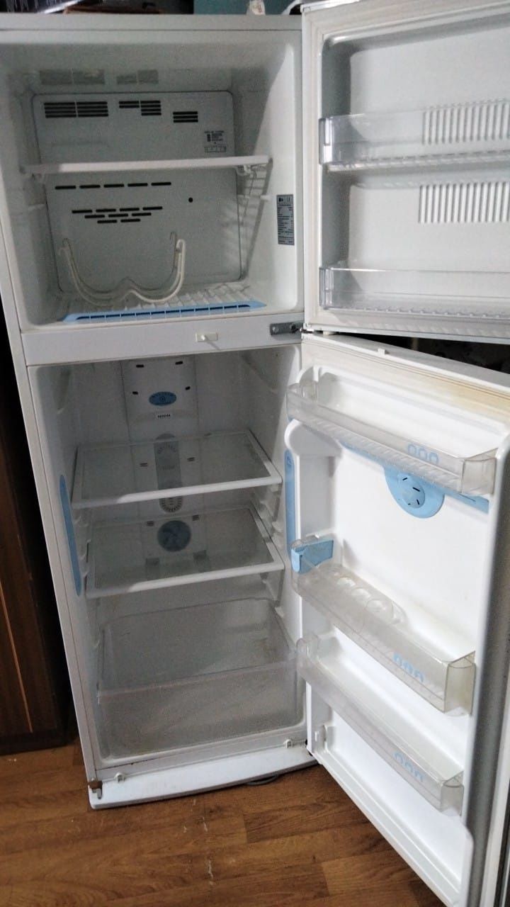 Продаю двухкамерный холодильник