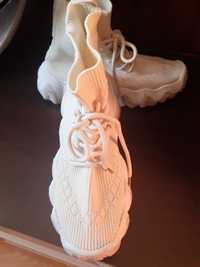 Мръсно бели спортни обувки