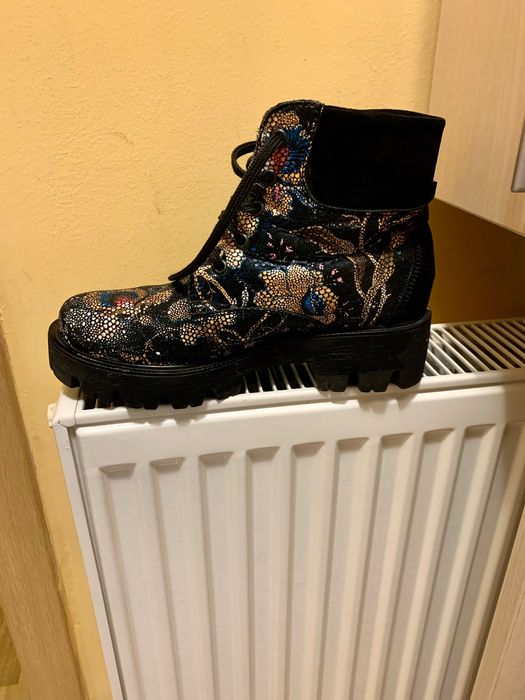 Vând ghete negre cu imprimeu floral colorat