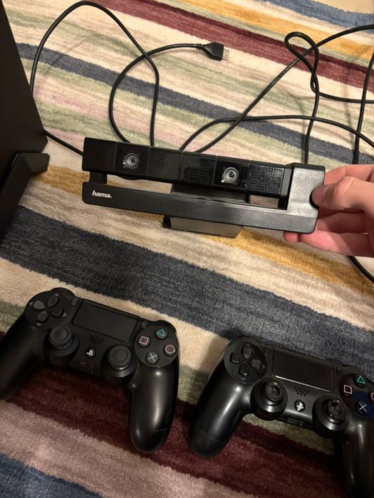 Vand Ps4 perfect functionabil,12 jocuri,2 controllere,camera
