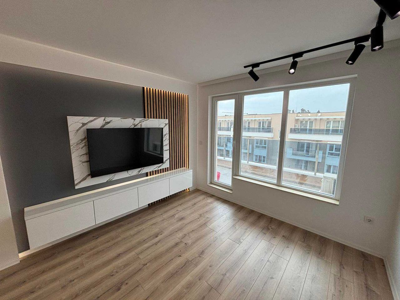Продава се Тристаен апартамент в Пловдив, Остромила - 90 кв.м за 873 €/кв.м - Снимка #3