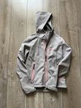 Яке за момиче на Ellesse