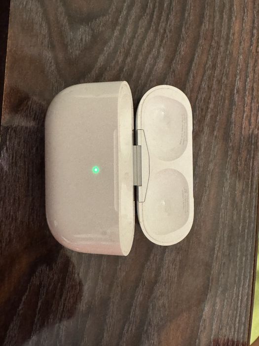 кейс AirPods 3pro хорошем состоянии