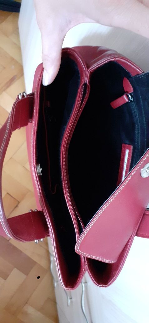Червена кожена чанта