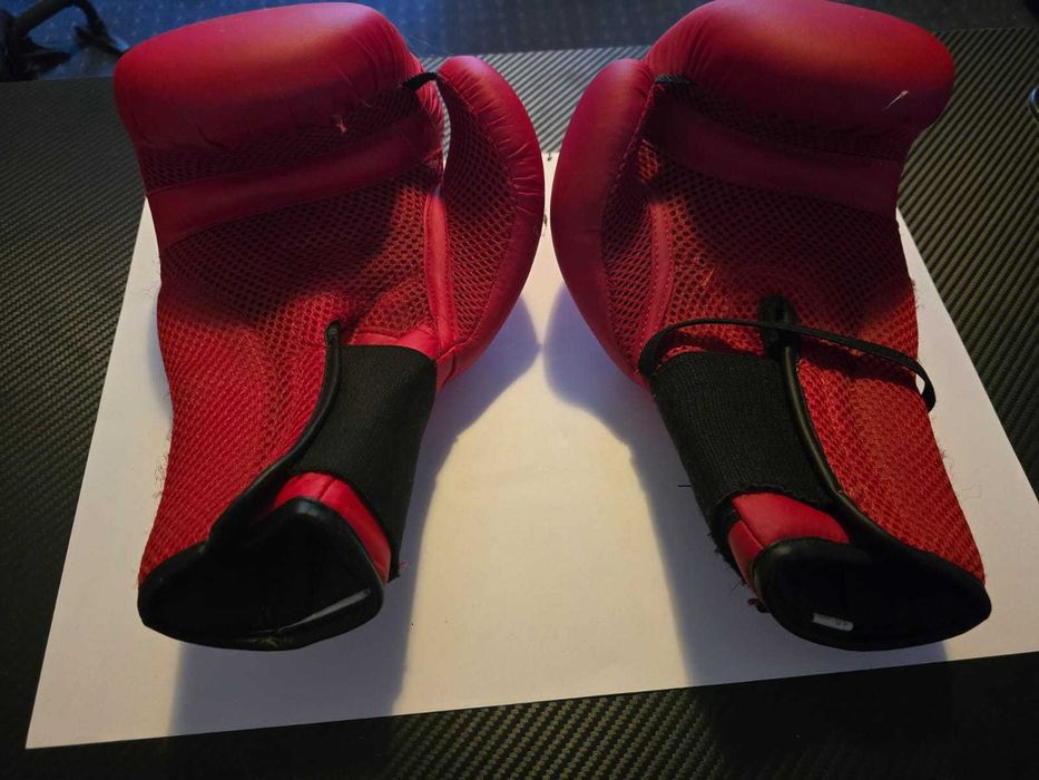 Mănuși de box roșii Outshock 12 Oz – mărime universală, folosite puțin