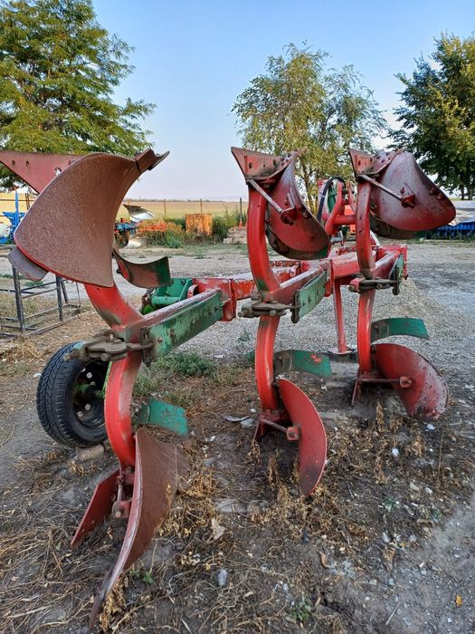 Vânnd diverse utilaje agricole.