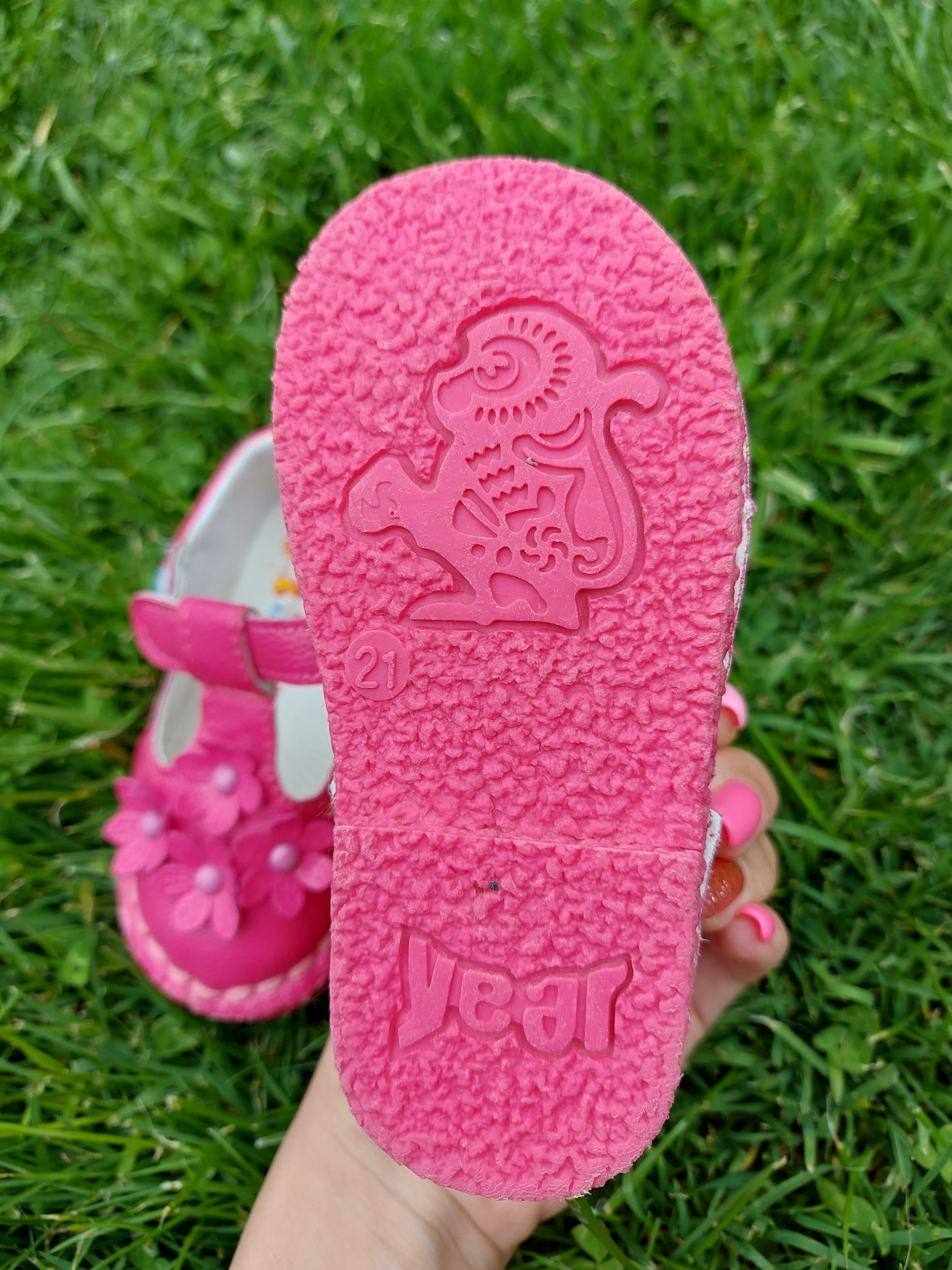 Детски розови сандали
