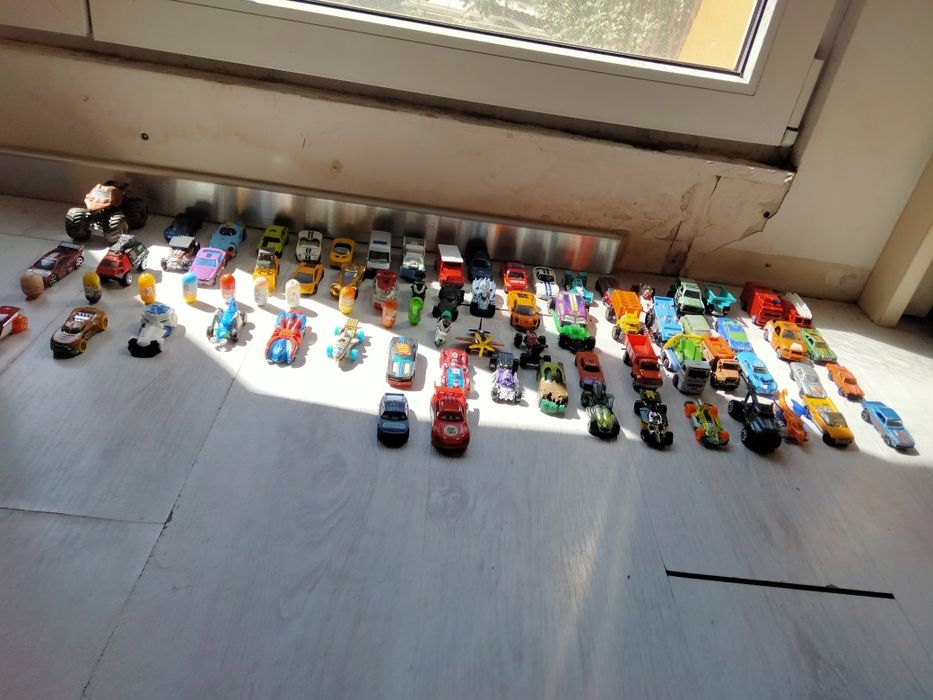 Vând 73 de mașinuțe HotWheels