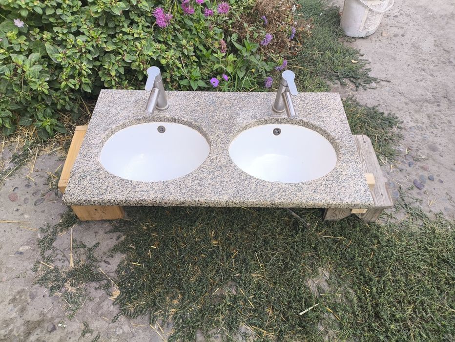 Granitniy rakvina toshi toza