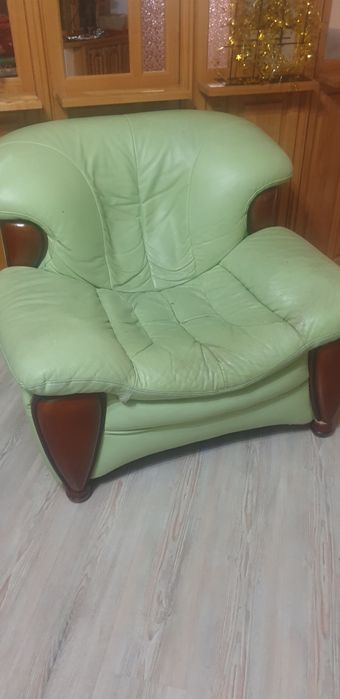 Коженные Диваны плюс кресла