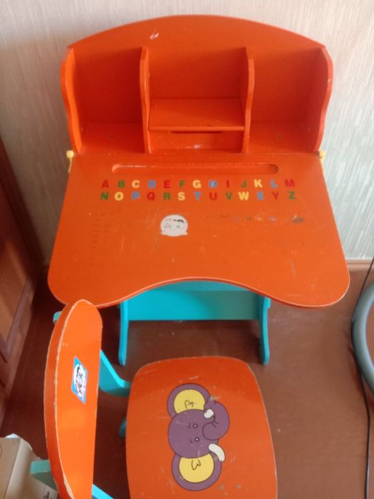 Детский письменный стол со стулом