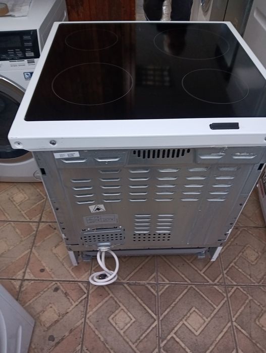 Свободно стояща печка с керамичен плот Voss с 2 години гаранция!