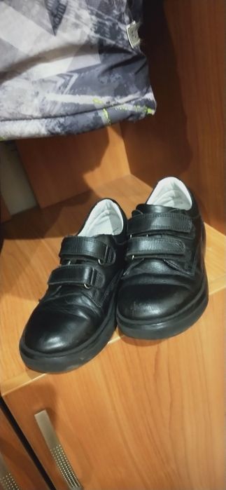 Туфли кожаные и ботинки.