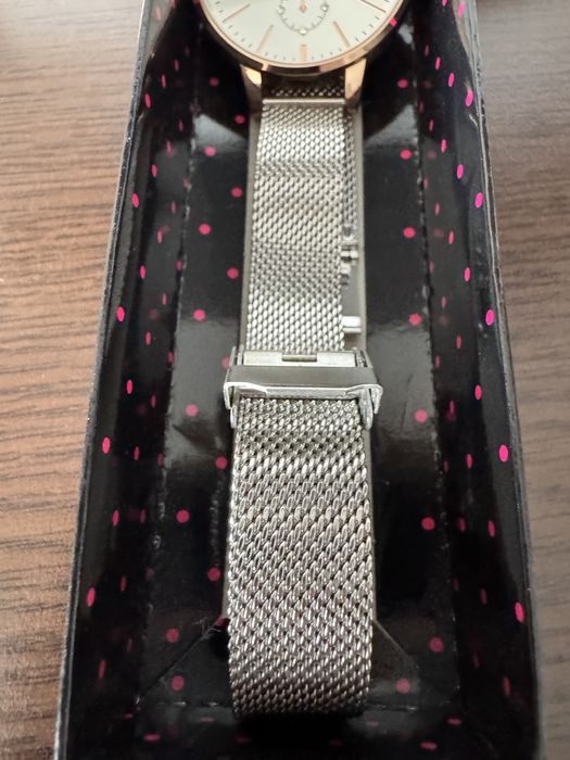 Ceas de mana, Avon pentru femei. Cu quartz, analog. Ca nou.