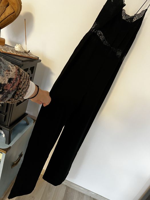 Salopeta neagră cu dantelă de la Zara