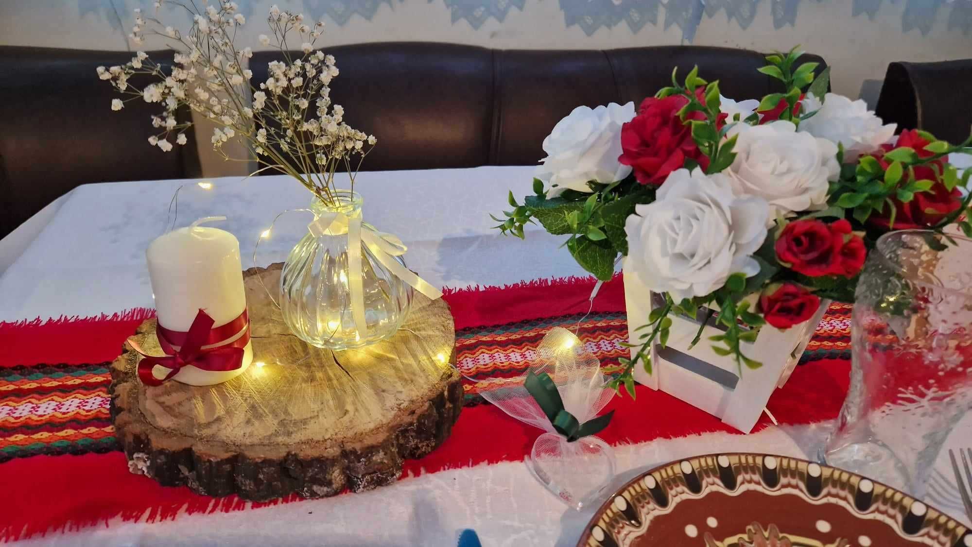 Кашпи с рози - украса за маса под наем