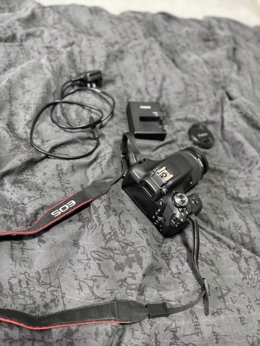 Canon EOS 2000D nou cu obiectiv