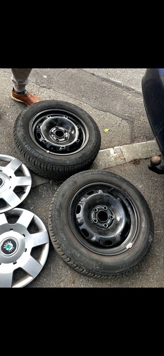 Vand cauciucuri 185/60/ R 14 cu tot cu geanta