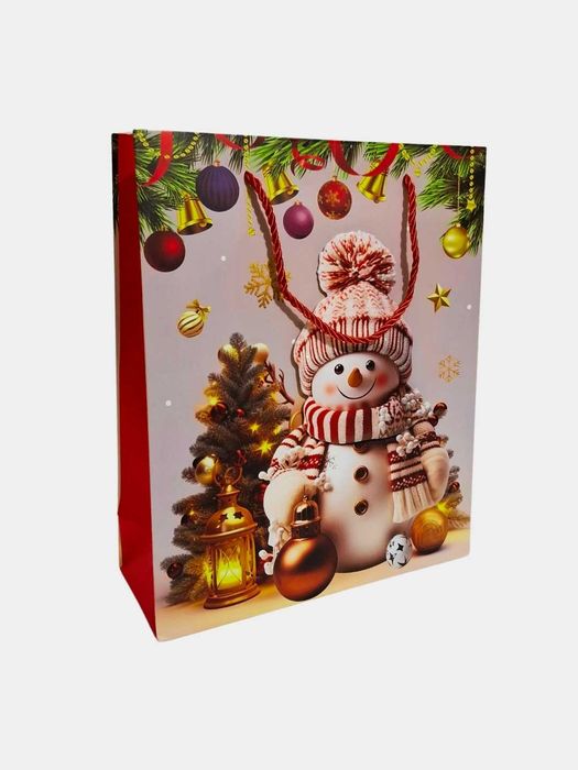 Qizil rangli, Qorbobo va bayramona bezaklar tasvirlangan sovg'a qutisi