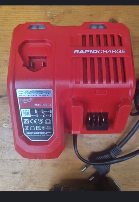 Incarcator rapid milwaukee  , baterie 5 amperi aproape noi