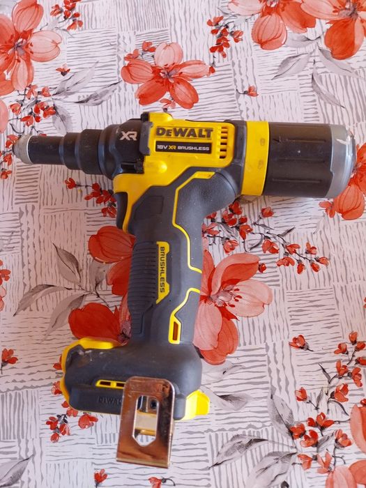 Pistol pocnit dewat corp