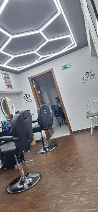 800 lei  Închiriez scaun frizer coafor camere ideale.pt unghii machia