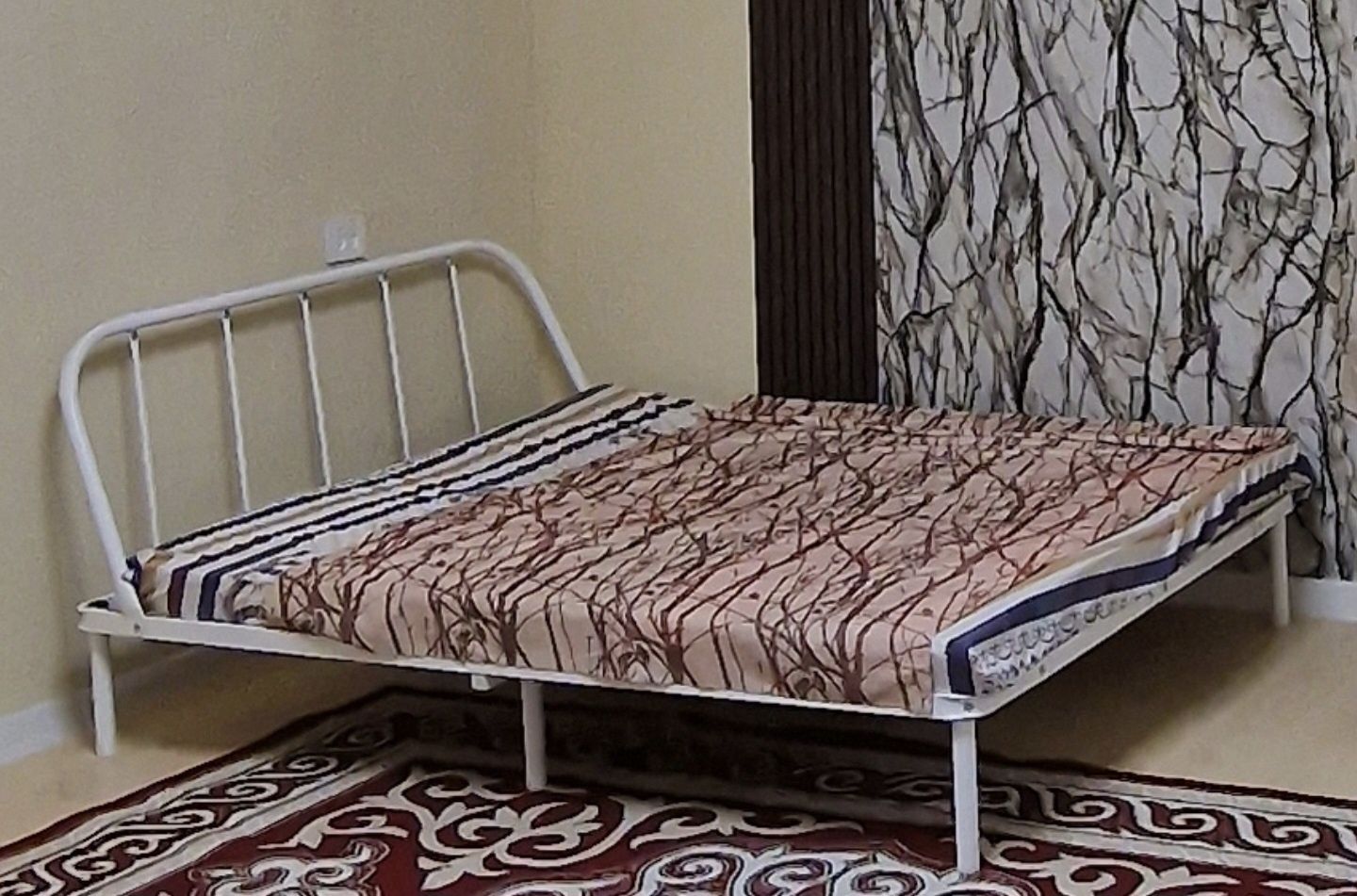 Кровать двуспальная с матрасом в разобранном виде