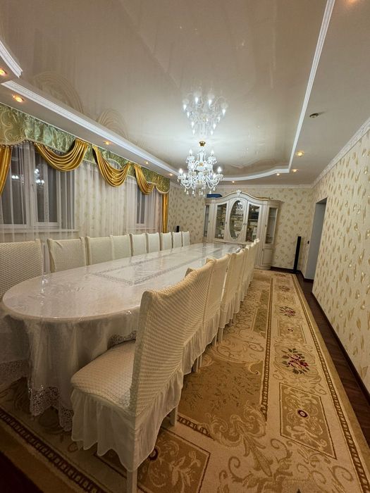 Продам стол гостинный 5 метров и стуля 20 штук