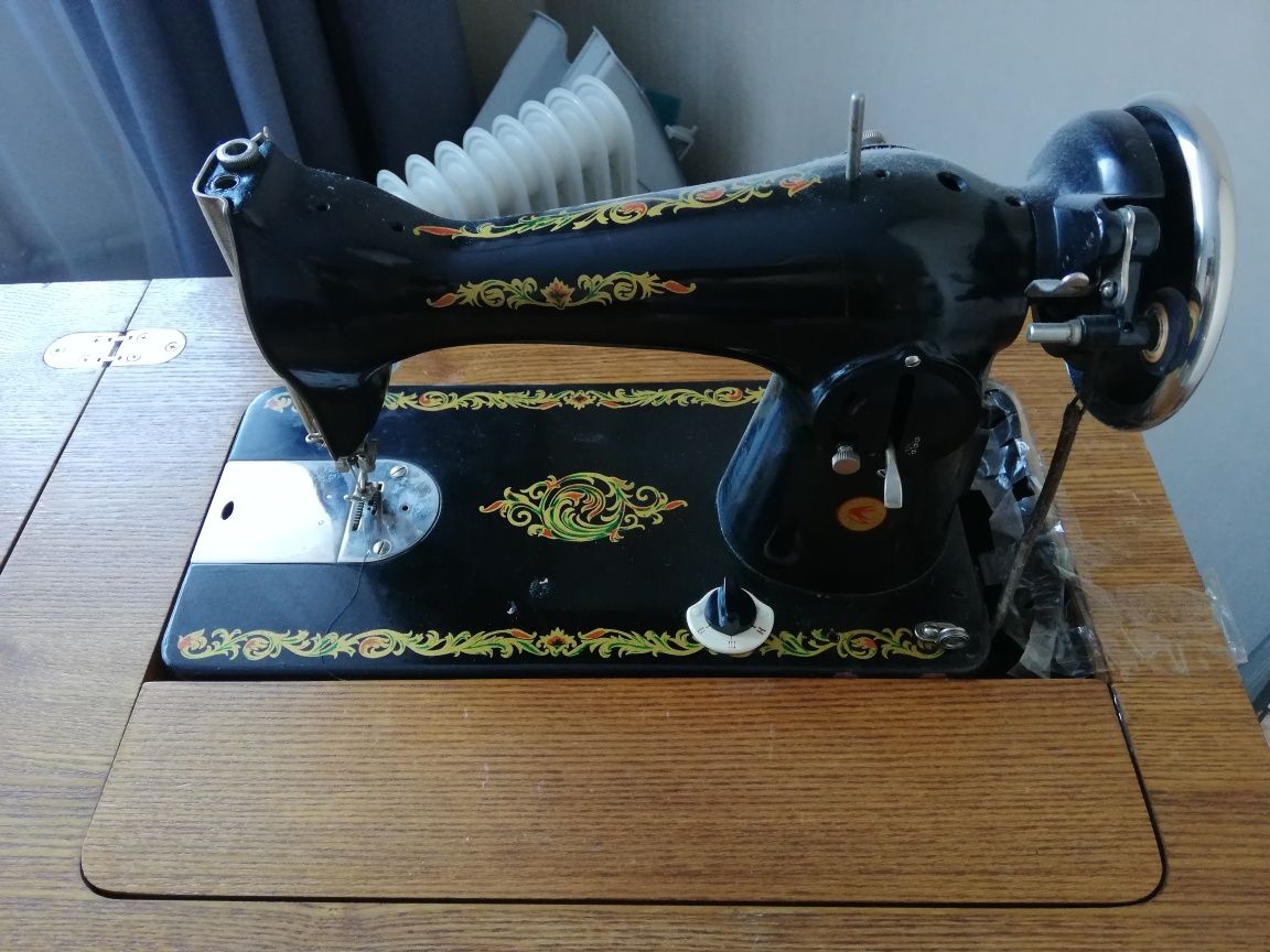 Продам швейную машинку бу