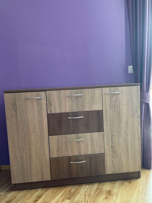 Скрин с две две секции и четири чекмеджета.