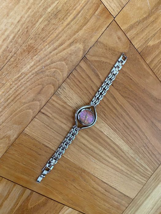 Дамски часовник Q&Q - метален с перлено розово; за тънка китка