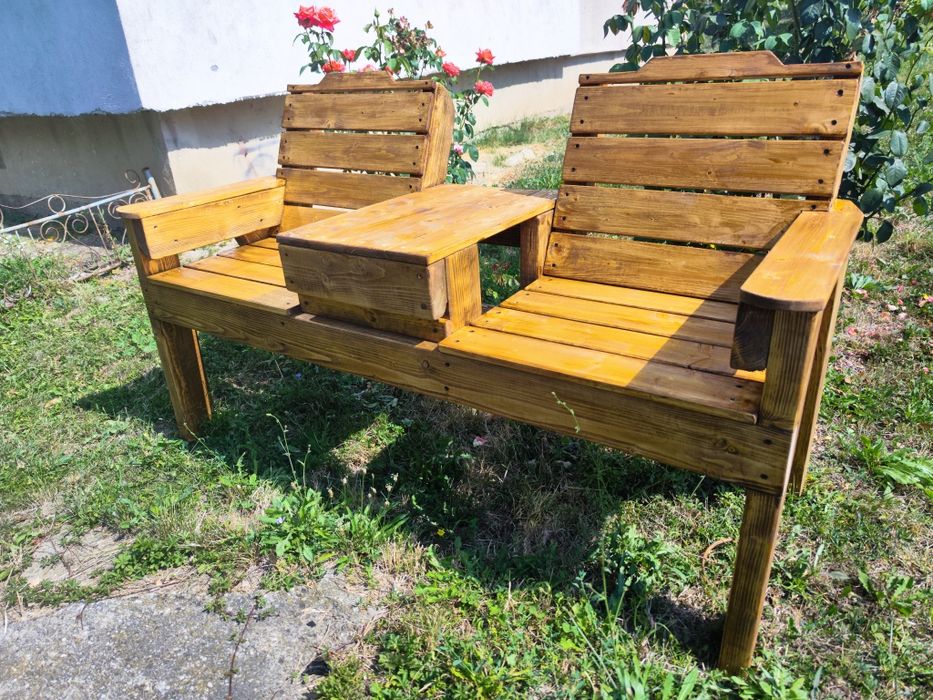 Bancă din lemn masiv pentru două persoane, cu masă integrată