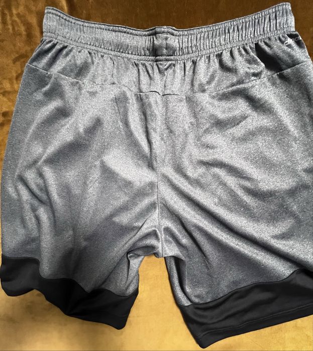 Vând pantaloni scurți adidas