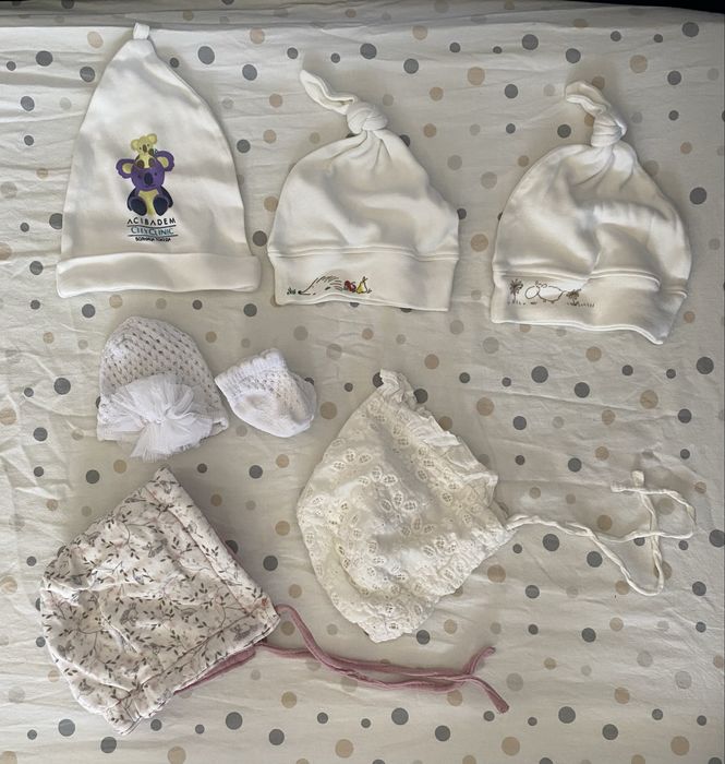 Комплект за новородено, ръкавички, терлички и шапки