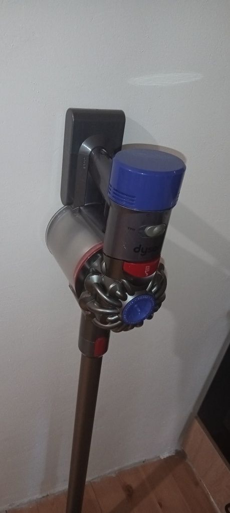 Отлична безжична Dyson V8 прахосмукачка с нова батерия и аксесоари