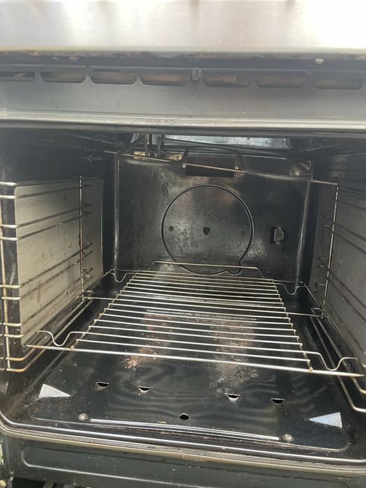 Aragaz pe gaz cu cuptor si functie de gratinate