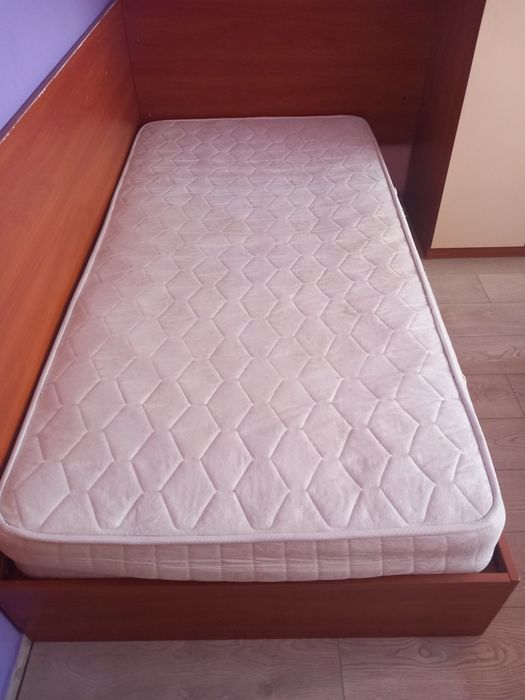 Продавам легла и гардероб