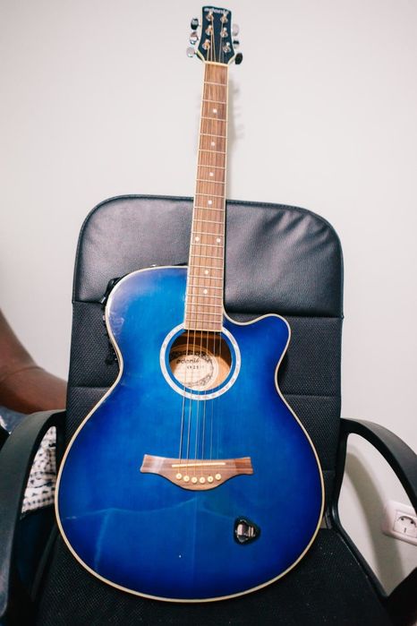 Chitară electro-acustică