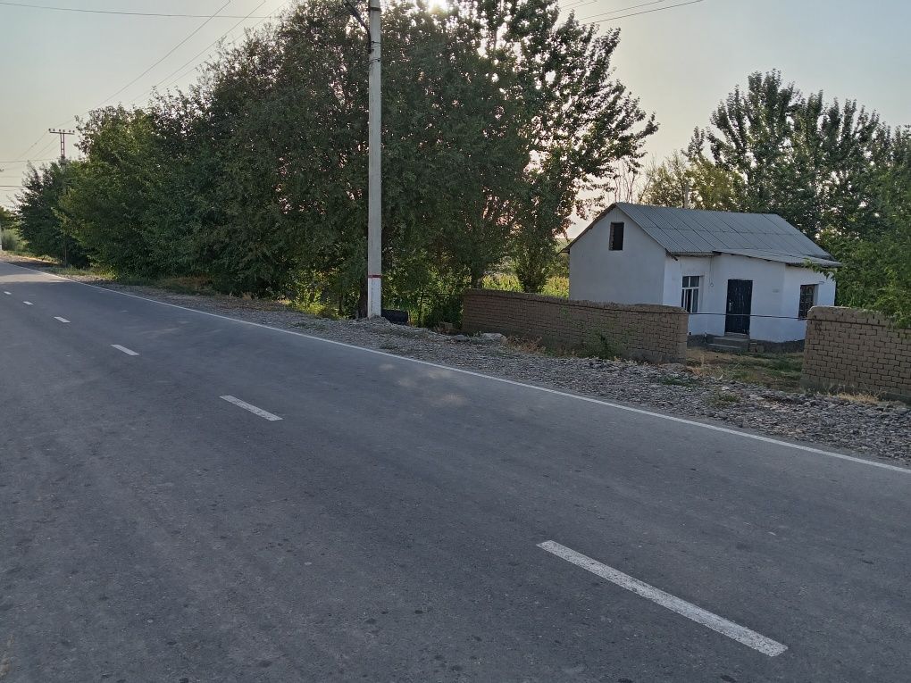 Hovli uy sotiladi