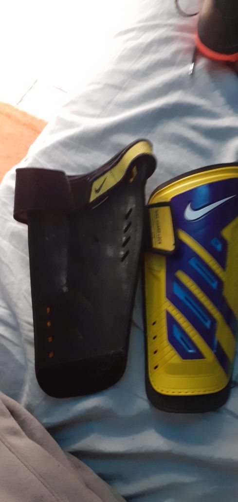 Apărători Nike galben cu albastru