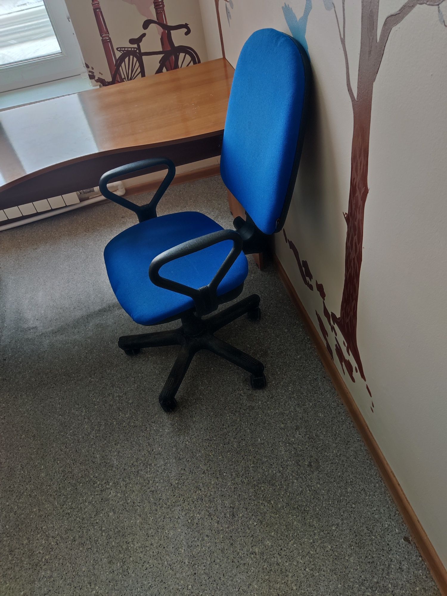 Продам кресло и стулья для офиса