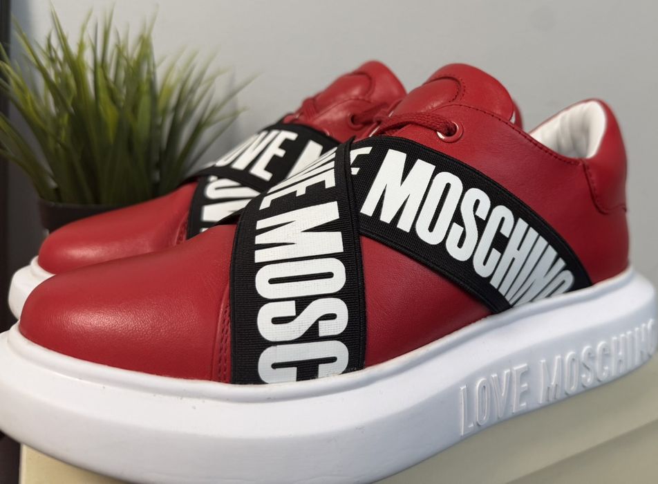 Сникърси Love Moschino