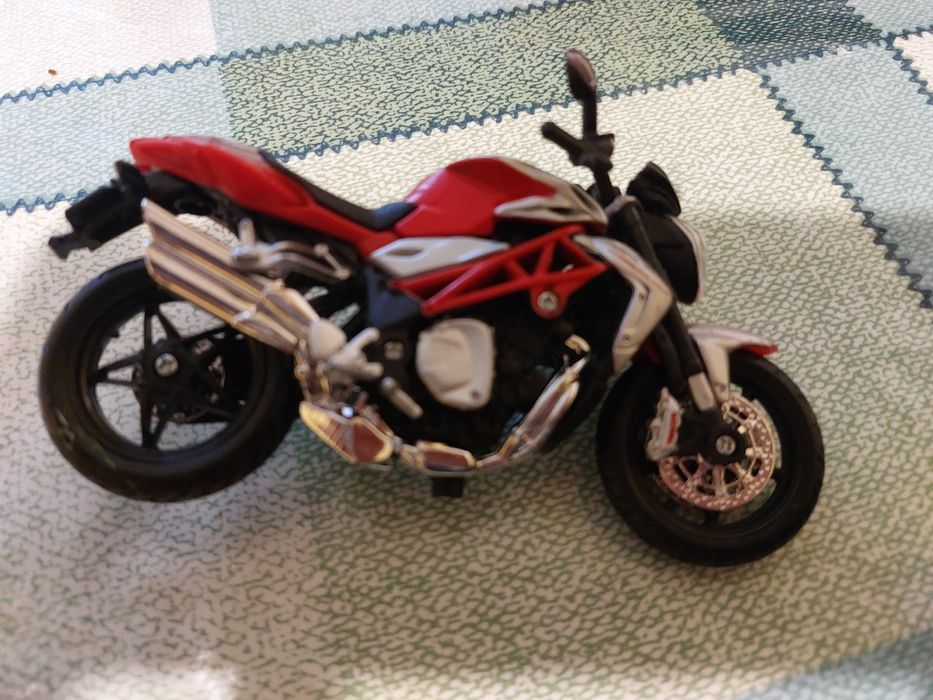 Продавам 4 броя мини колички.